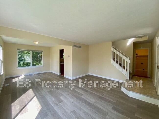 Building Photo - 6879 Oak Lake Dr