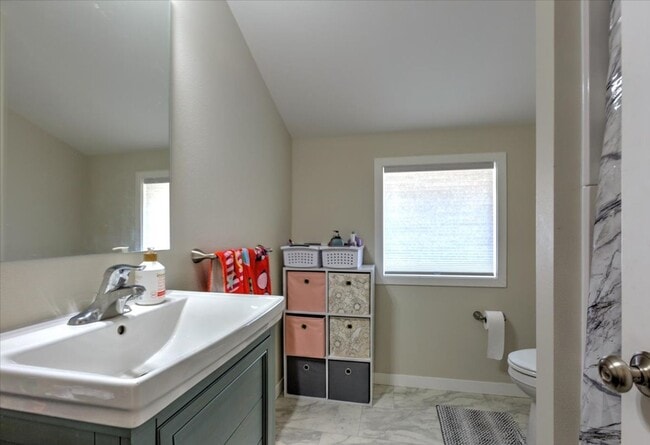 Building Photo - Single Family Home - 4+ Bedroom | 2 Bath