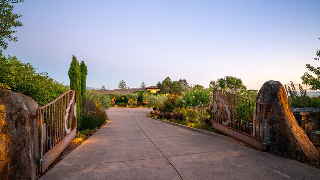 Building Photo - 3551 Kendell Hill Dr