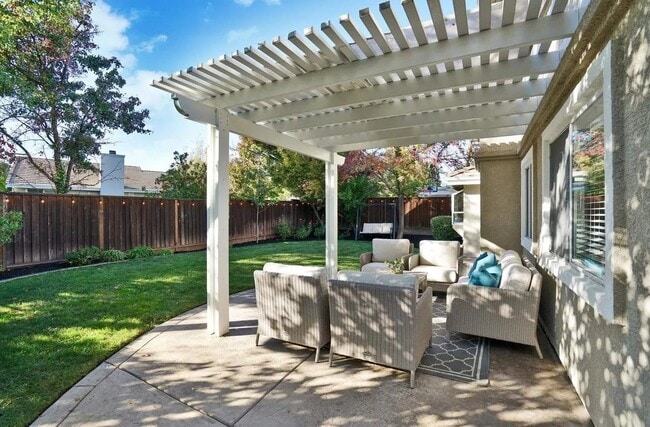 Building Photo - 539 Zenith Ridge Dr