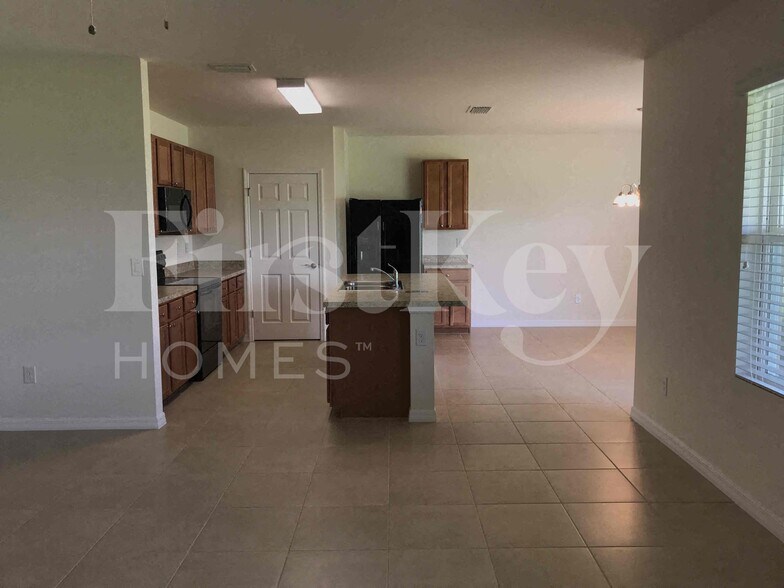 Building Photo - 1609 SW 25th Ln