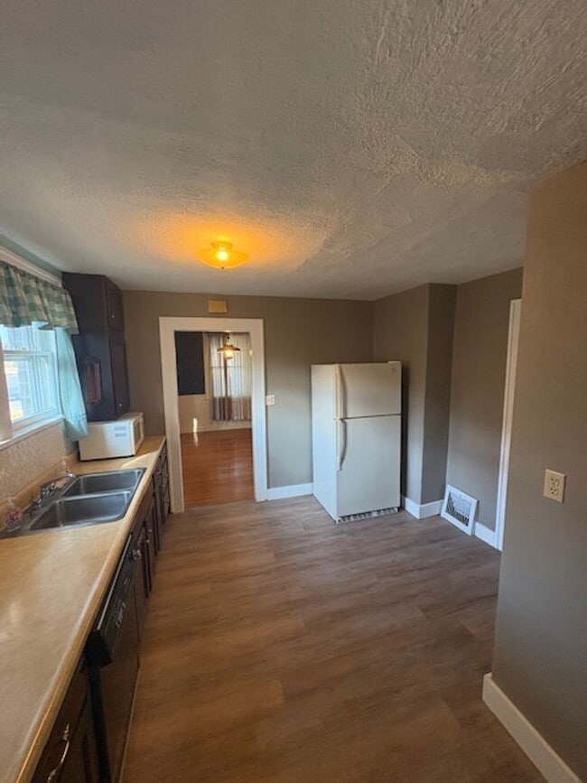 Building Photo - Single Family Home - 3 bedrooms / 2 bathrooms