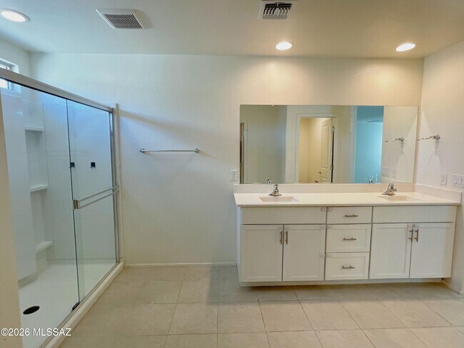 Building Photo - 866 E Artesia Pl