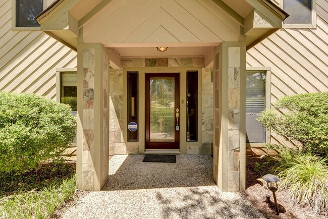 Building Photo - 10045 Valley Dr S