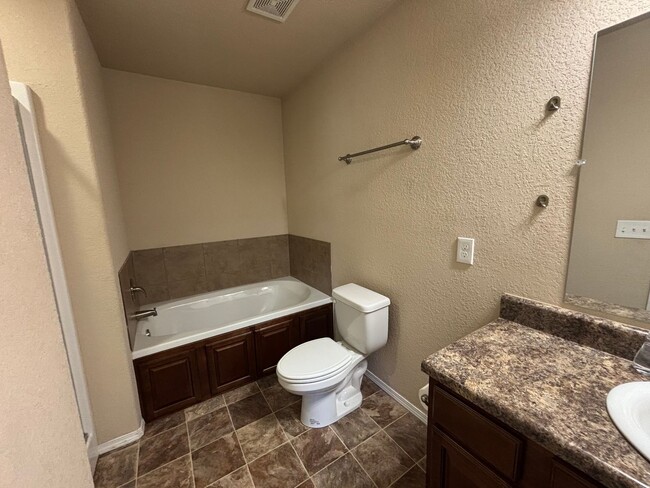 Building Photo - Nice 3 bedroom 2 bathroom Home! 2 Car Gara...