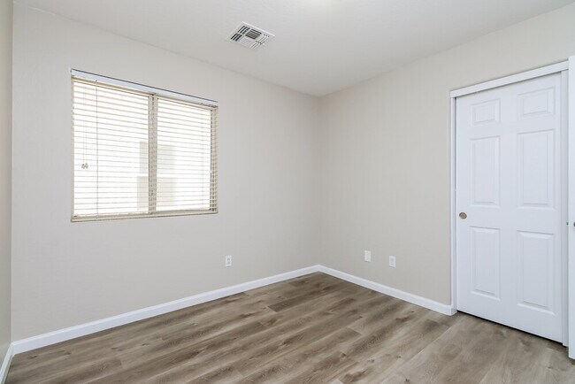 Building Photo - 1161 E Lakeview Dr