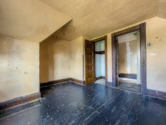 Building Photo - 1136 Reservoir Ave
