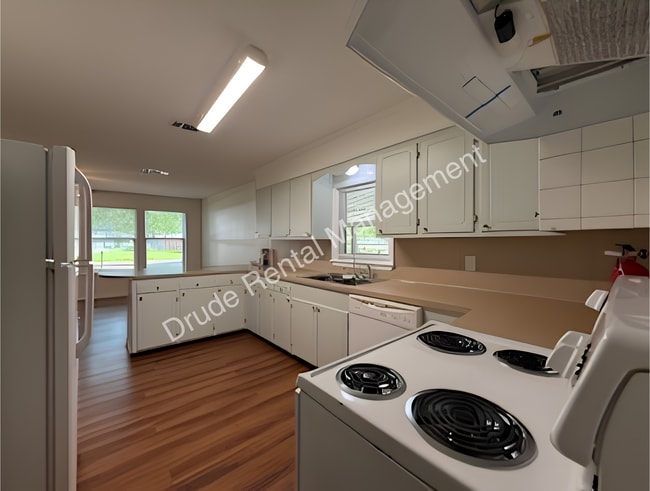 Building Photo - Cozy Charming Country Home