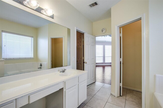 Building Photo - 9907 Valance Way