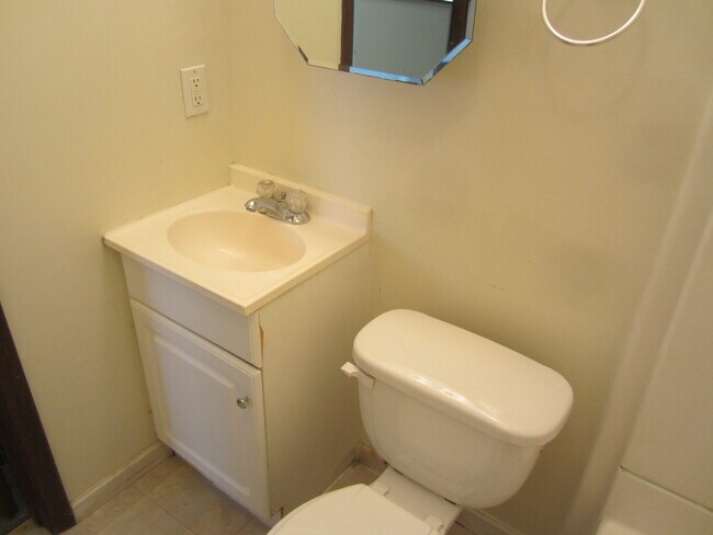 Building Photo - 108 S Main St