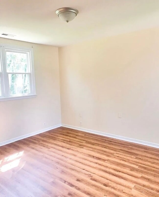 Building Photo - Super Cute 3 bed 2 bath Rancher with detached Garage and alley access.