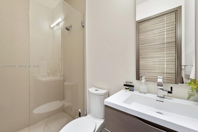 Building Photo - 1400 Bayview Dr