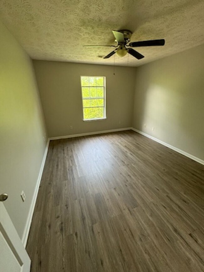 Building Photo - Spacious 4BR/2BA Brainerd Home Move In Ready!