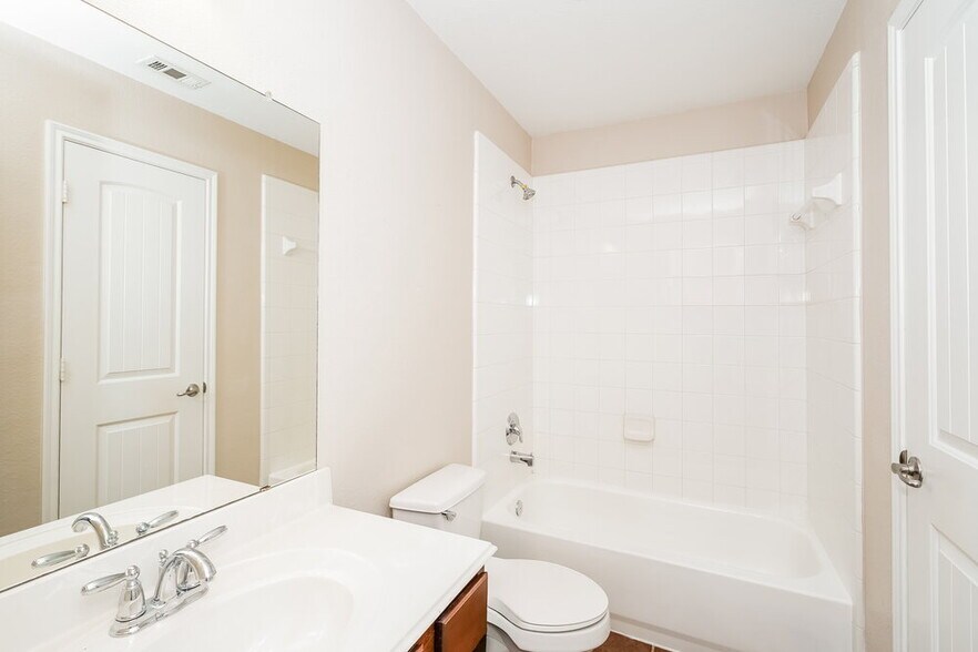 Building Photo - 2033 Club Oak Dr