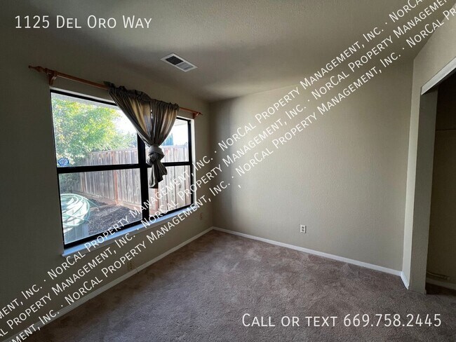 Building Photo - 1125 Del Oro Way