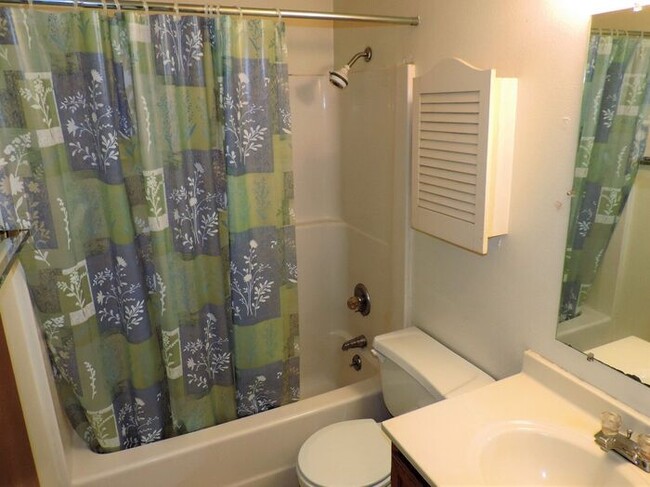 Building Photo - $875 | 1 Bedroom, 1 Bathroom - Ground Floo...