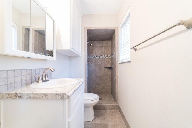 Building Photo - PRE-LEASING for AUGUST - Great 3/2 with a Large Bonus Room