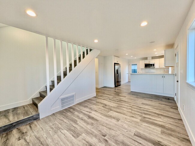 Building Photo - Modern Luxury Meets Small Town Charm in Your New Gladstone Home!