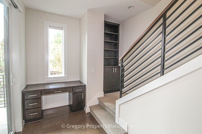 Building Photo - Newer Luxury 4 Bed 3 Bath 2 Car Garage Townhouse in Desirable Downtown Bothell Location. Walk to ...