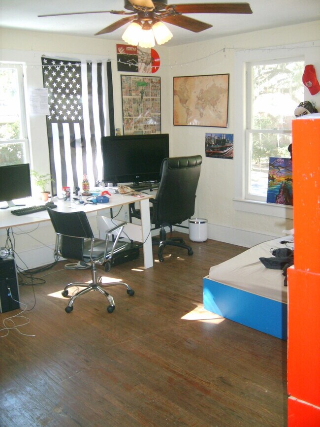 Building Photo - Huge 3 Bedroom, 1 Bathroom Apartment Steps From UF in Fifth Avenue