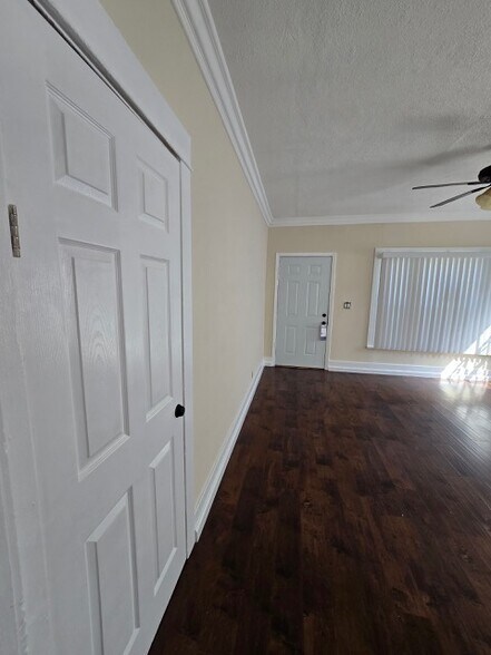 Building Photo - 1667 S Westmoreland Blvd