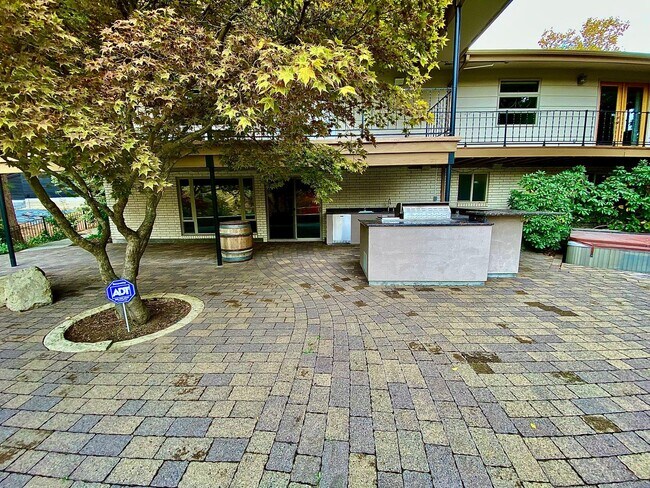 Building Photo - Stunning, 4 Bedroom, 3500 Square Foot, Highland's Home in Boise's North End