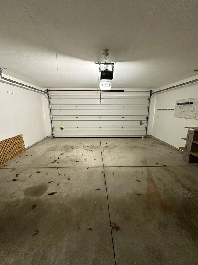 Building Photo - Charming 3 Bedroom Brick Home with Fenced Backyard