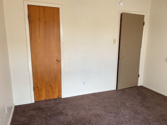 Building Photo - 2207 Cascade Dr