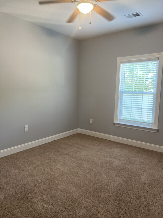 Building Photo - 2703 E Surrey Dr