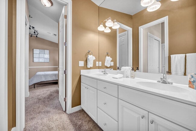 Building Photo - 1520 Taos Ln