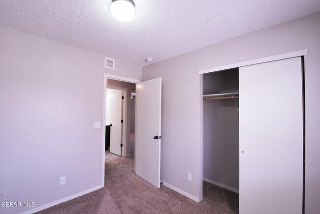 Building Photo - 610 Villas Del Valle Dr