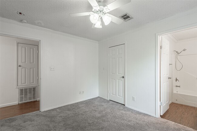 Building Photo - 144 Varsity Drive