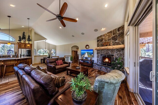 Building Photo - Large Mountain Luxury Home