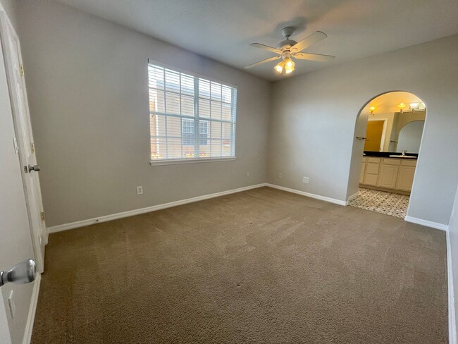 Building Photo - Private Townhouse in Heart of South Tampa