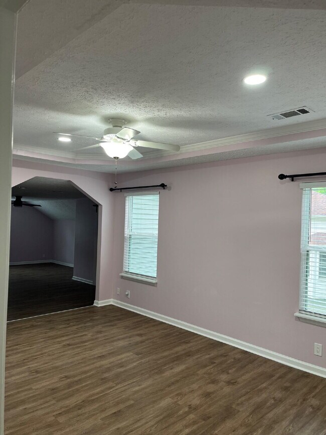 Building Photo - "Charming Franklin Retreat: 3-Bedroom Have...