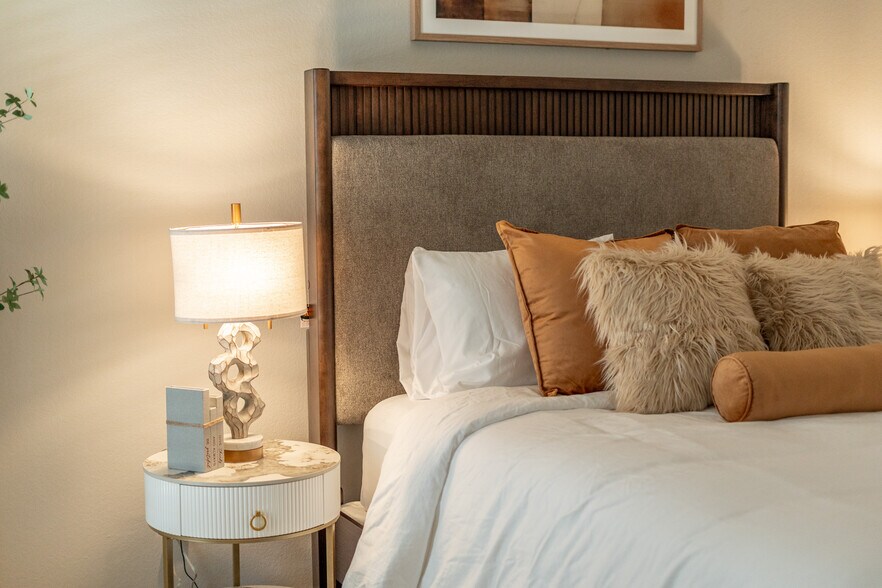 Tan Queen Bedroom - 707 Cottonwood Bend Dr