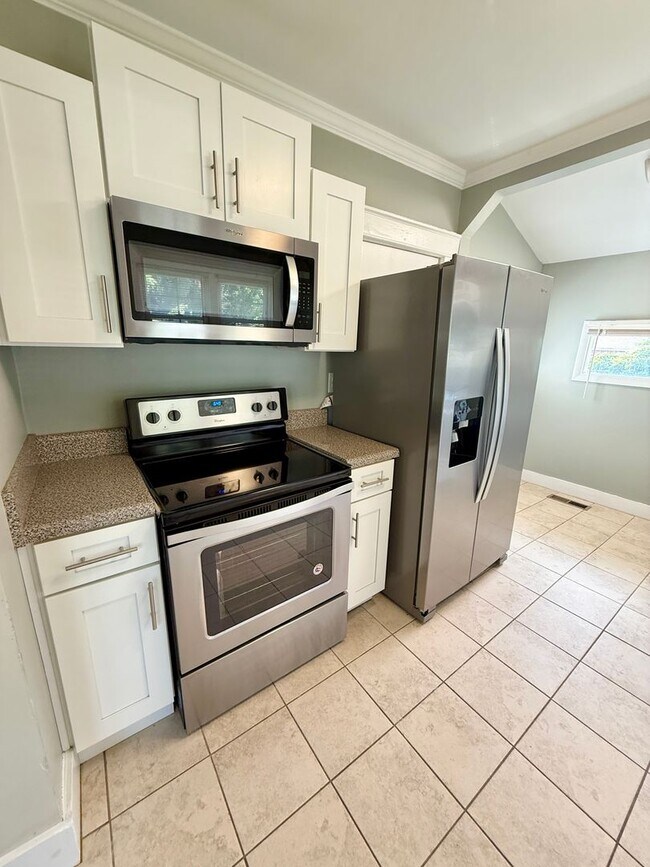 Building Photo - Gorgeous 2 BR bungalow in the newly hip 37...