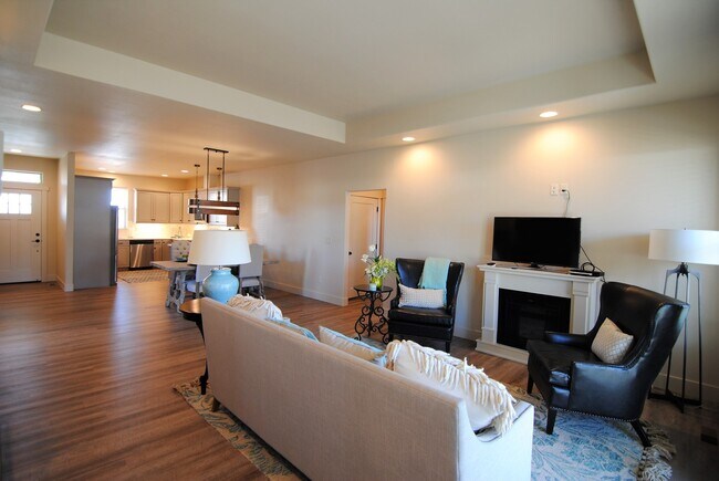 Building Photo - 1712/1714 Danny Boy Ln. Duplex