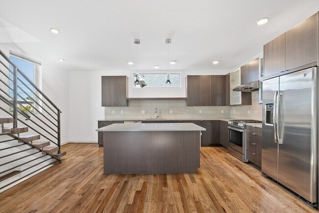 Building Photo - Impeccable Greenwood Townhome with Air Con...