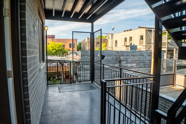 Building Photo - 4647 N Clark St