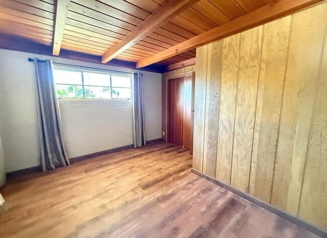 Building Photo - 1049 E 2nd Ave