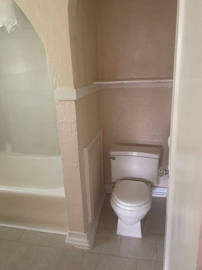 Building Photo - 2 bed 1 bath for lease near downtown