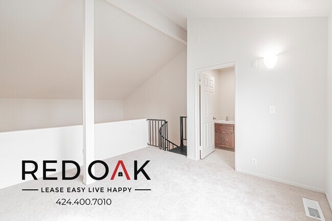 Building Photo - 4651 Cahuenga Blvd