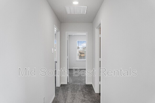 Building Photo - 220 Redwood Rd