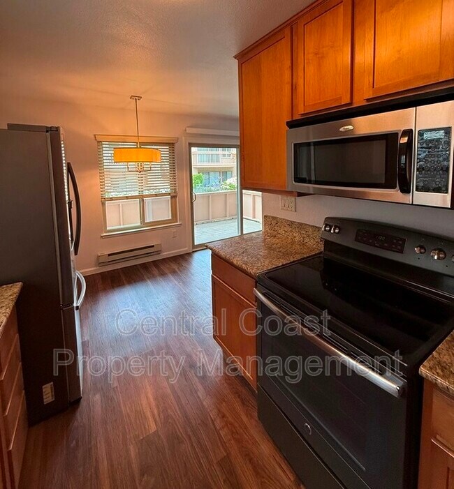 Building Photo - 300 Glenwood Cir