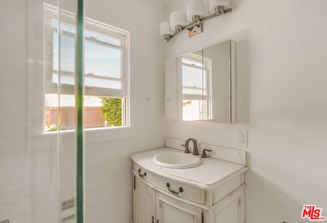 Building Photo - 5754 Fallbrook Ave