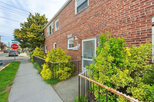 Building Photo - 826 7th St