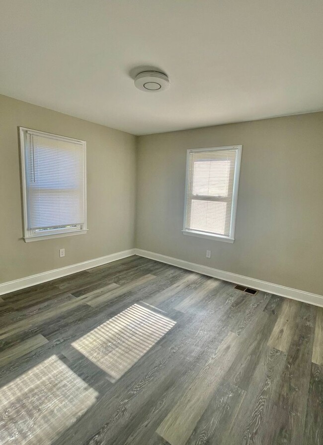 Building Photo - Welcome to this beautiful 4 bedroom, 2 bat...