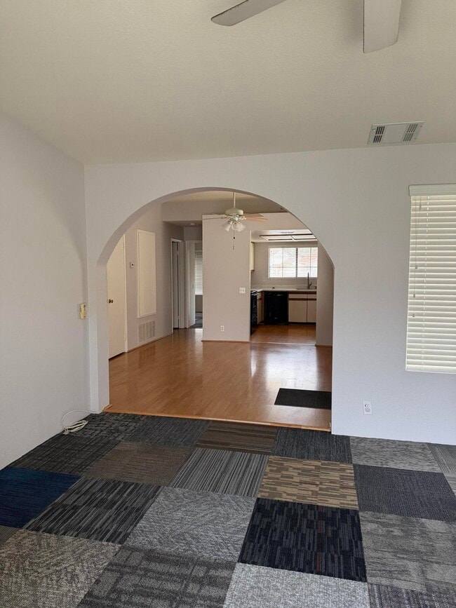 Building Photo - 2701 E Mesquite Ave