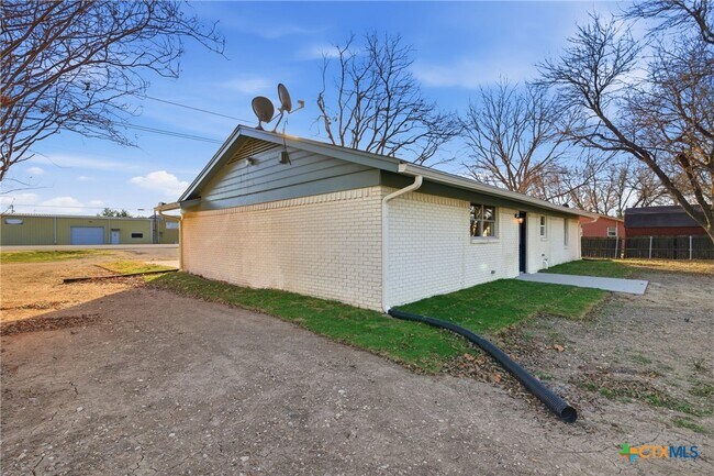 Building Photo - 410 State Hwy 95